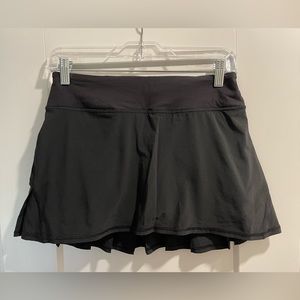 Lululemon pace setter skirt (used- very good condition). Size: 4 US